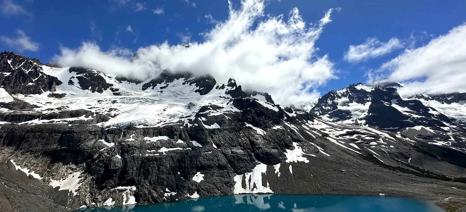 Laguna turquesa al pie del glaciar del Cerro Castillo