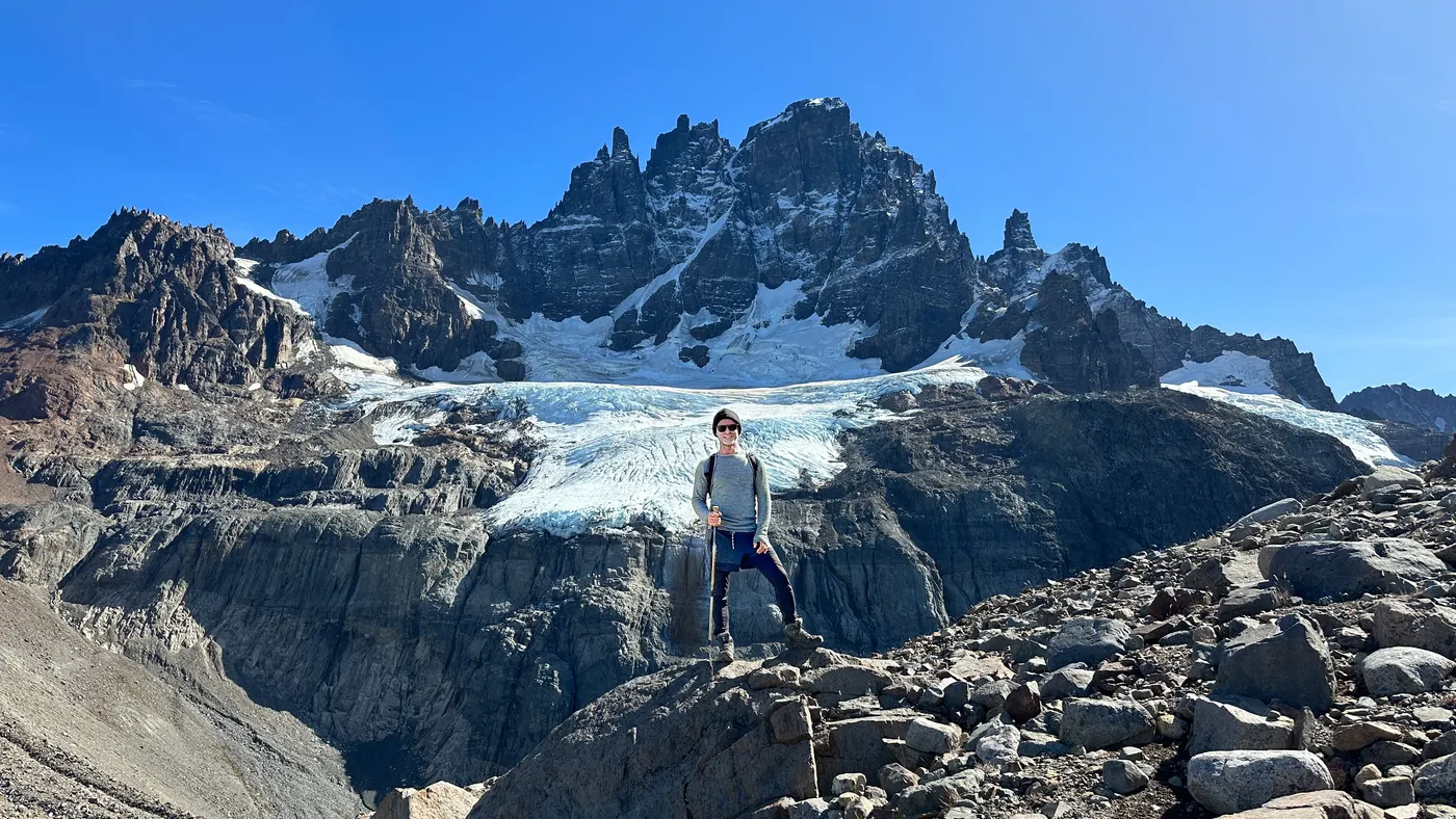 Gonzalo frente al glaciar del Cerro Castillo